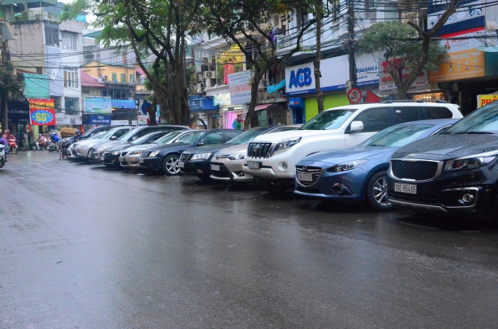 Giá trông xe cao ngất, người Hà Nội chuyển sang đi Uber, Grab