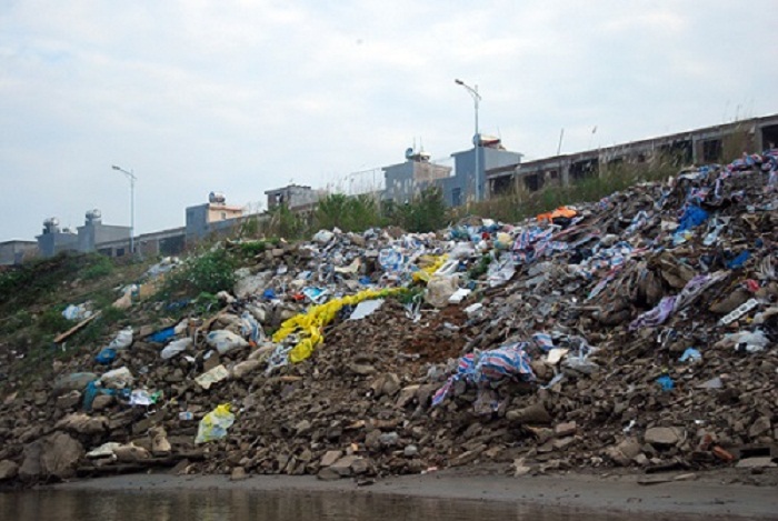 Tin tức môi trường ngày 6/1: Rác thải đe dọa sông Hồng