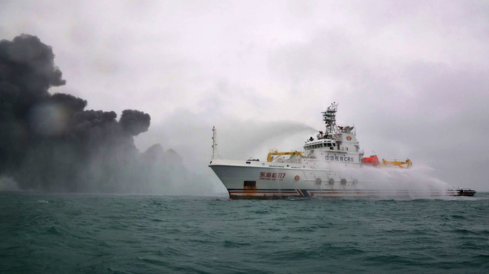 Sau nhiều ngày gặp nạn tàu chở dầu vẫn tiếp tục bốc cháy dữ dội