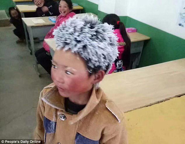 Cậu bé 8 tuổi đi bộ 5 km đến trường với mái tóc đóng băng