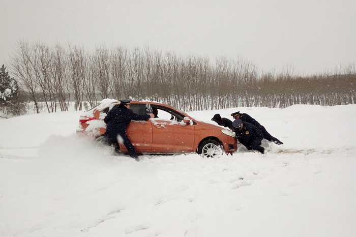 Chùm ảnh: Người dân Trung Quốc chìm trong bão tuyết