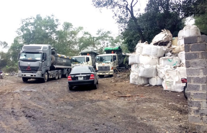 Bắt giữ hàng loạt xe tải nghi chở chất thải độc hại ở Thái Nguyên