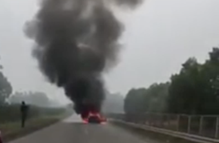 Ô tô bốc cháy ngùn ngụt trên cao tốc Thái Nguyên - Hà Nội