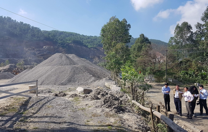 Đà Nẵng: Xử lý việc xe chở vật liệu từ mỏ đá gây ô nhiễm môi trường