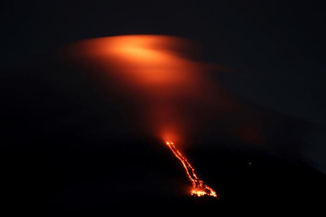 Núi lửa Mayon tiếp tục phun dung nham và tro bụi