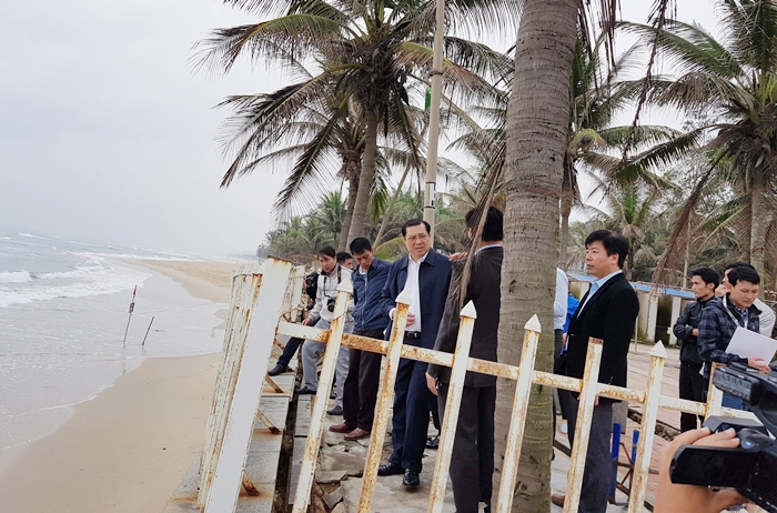Chủ tịch Đà Nẵng thị sát sạt lở do xâm thực tại bãi biển Mỹ Khê