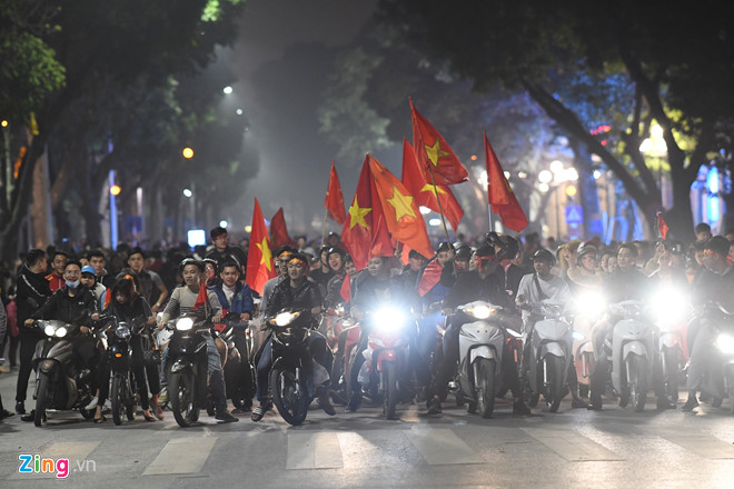 Người hâm mộ cả nước đổ ra đường sau chiến thắng của U23 Việt Nam