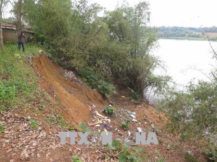 Bờ sông Thạch Hãn sạt lở nghiêm trọng do nạn khai thác cát
