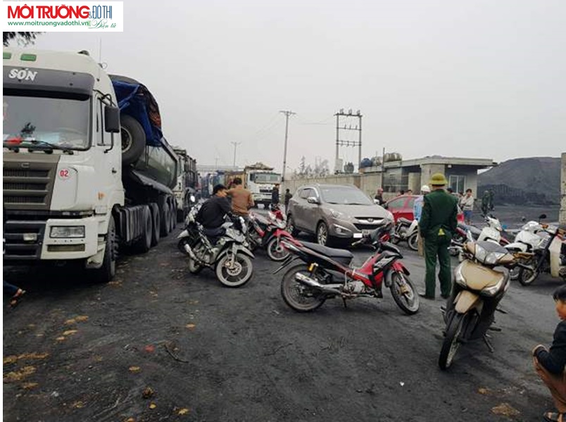 Hà Tĩnh: Gây ô nhiễm, xe chở than Cty Hoành Sơn bị người dân 'vây'