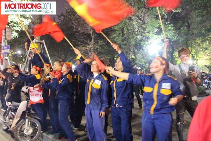 Trong 'biển người sắc đỏ Quốc kỳ' có bóng dáng những công nhân VSMT