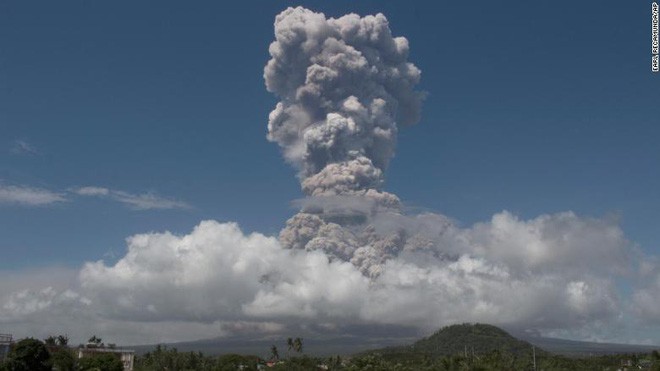 Núi lửa mạnh nhất Philippines phun trào, hơn 56.000 người sơ tán