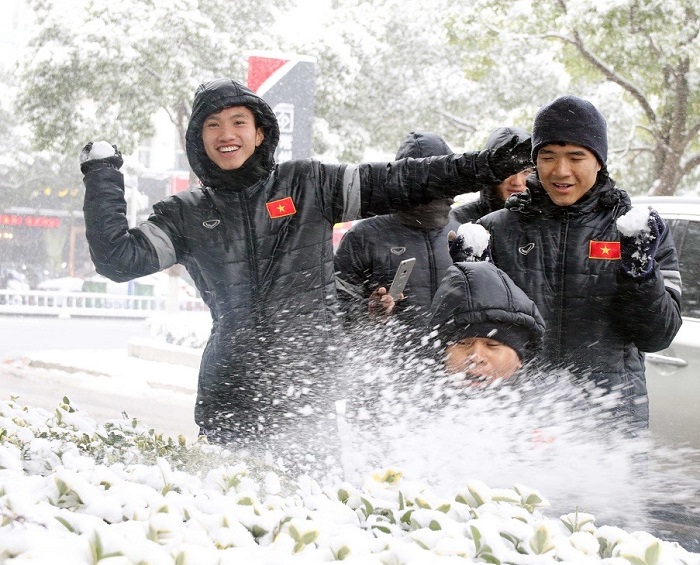 U23 Việt Nam thích thú nghịch tuyết rơi trắng xóa ở Thường Châu