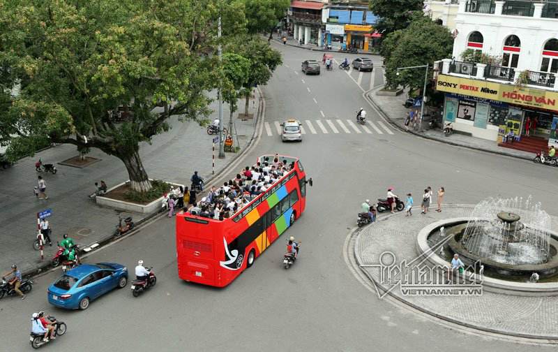Xe buýt hai tầng đón U23 Việt Nam tại sân bay Nội Bài