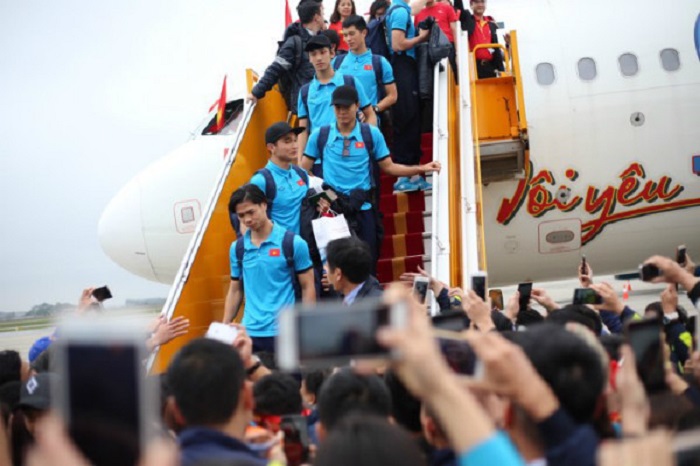 Bộ Văn hóa yêu cầu làm rõ vụ mặc bikini lên máy bay đón U23 Việt Nam