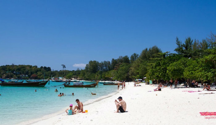 Hút thuốc ở bãi biển bị bỏ tù, phạt tiền: VN có nên học Thái Lan?