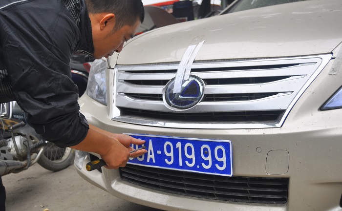 CSGT Hà Nội phạt nguội 63 xe biển xanh, 28 ô tô biển đỏ
