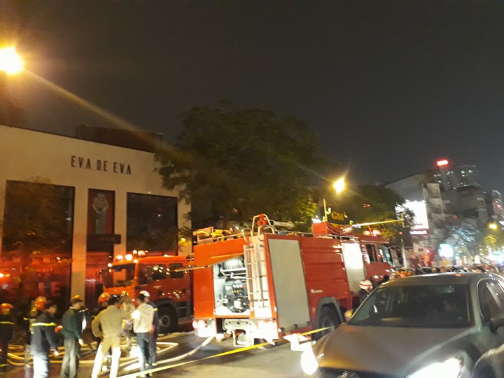 Hà Nội: Đang cháy lớn tại ngôi nhà 5 tầng trên đường Trần Duy Hưng