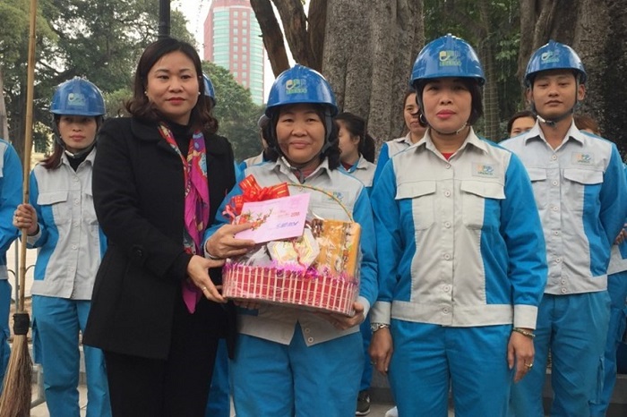 Chủ tịch LĐLĐ TP. Hà Nội tặng quà công nhân môi trường