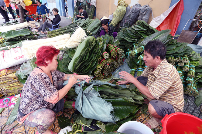 Người Sài Gòn nhộn nhịp đi chợ lá dong gói mua bánh chưng ngày Tết