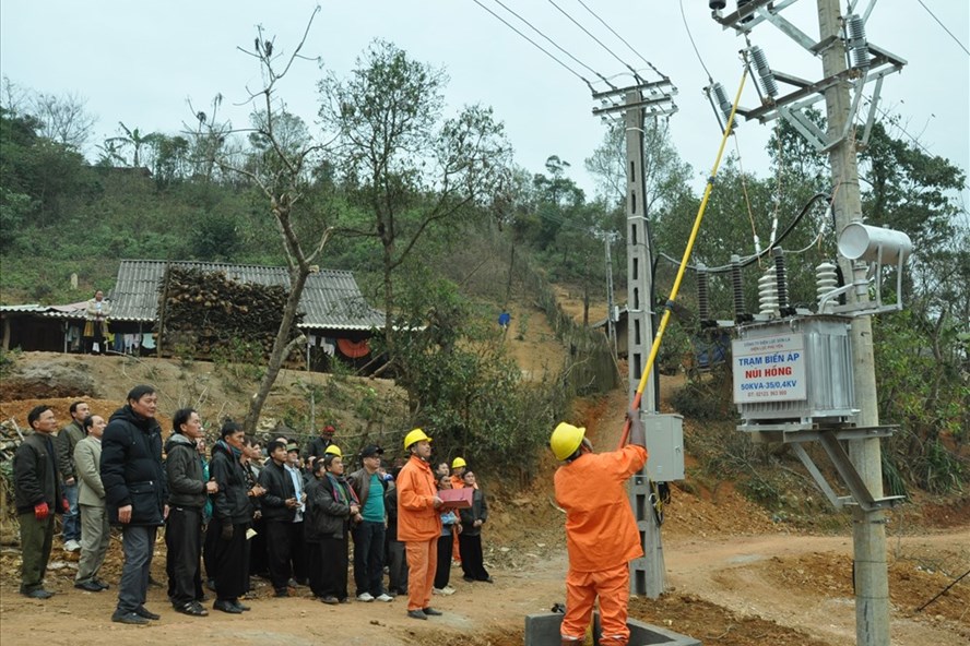 3.700 hộ các xã vùng sâu Sơn La được dùng điện lưới QG trước Tết