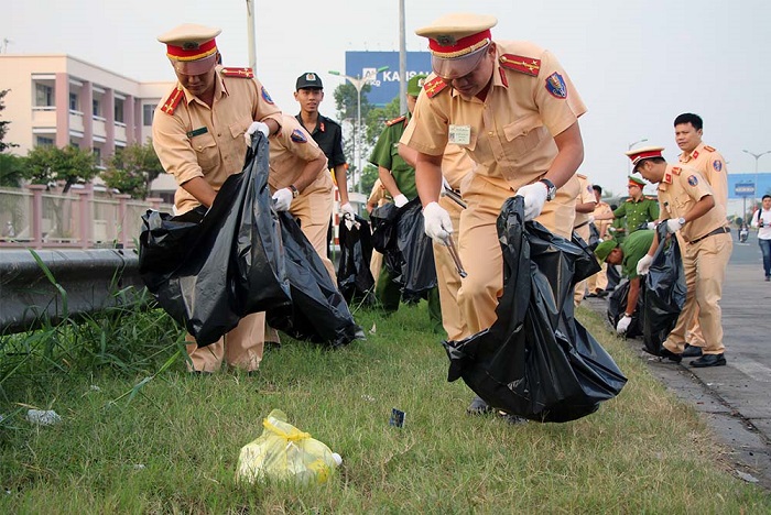 100 cảnh sát Cần Thơ gom rác trên đường phố ngày giáp Tết