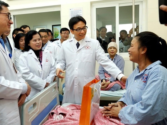 Phó Thủ tướng Vũ Đức Đam thăm bệnh nhân ung thư tại Bệnh viện K