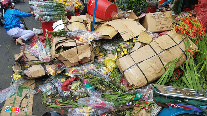 Không có người mua, hàng nghìn bó hoa bị vứt đầy đường ở Sài Gòn