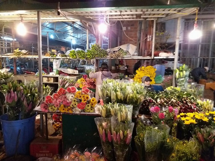 Bất ngờ chợ hoa Nhật Tân đồng loạt đại hạ giá ngày 30 Tết