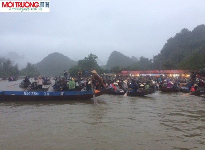 Du khách thập phương đội mưa đi lễ hội chùa Hương từ mờ sáng