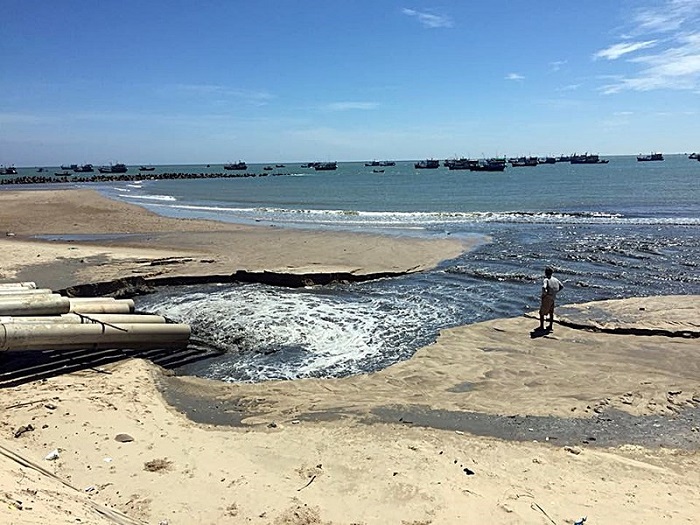 Nước thải đen như hắc ín xả thẳng ra biển Bình Thuận