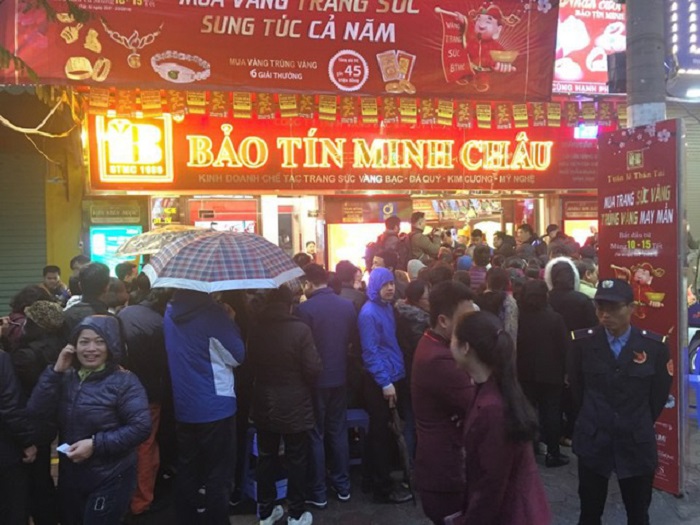 Hà Nội: Hàng ngàn người đội mưa, xếp hàng từ 5h sáng để mua vàng