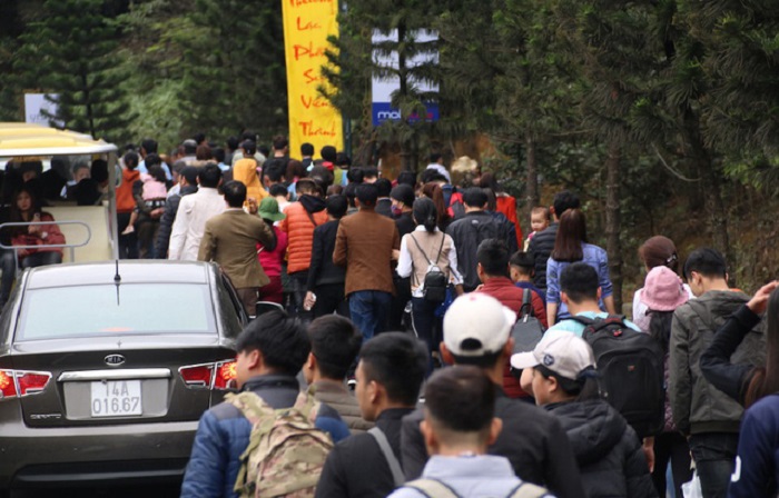 Hàng vạn người đội mưa, chen chân khai hội Yên Tử năm 2018