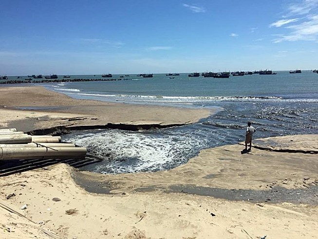 Thông tin về nước xả ra biển đen như hắc ín ở Bình Thuận