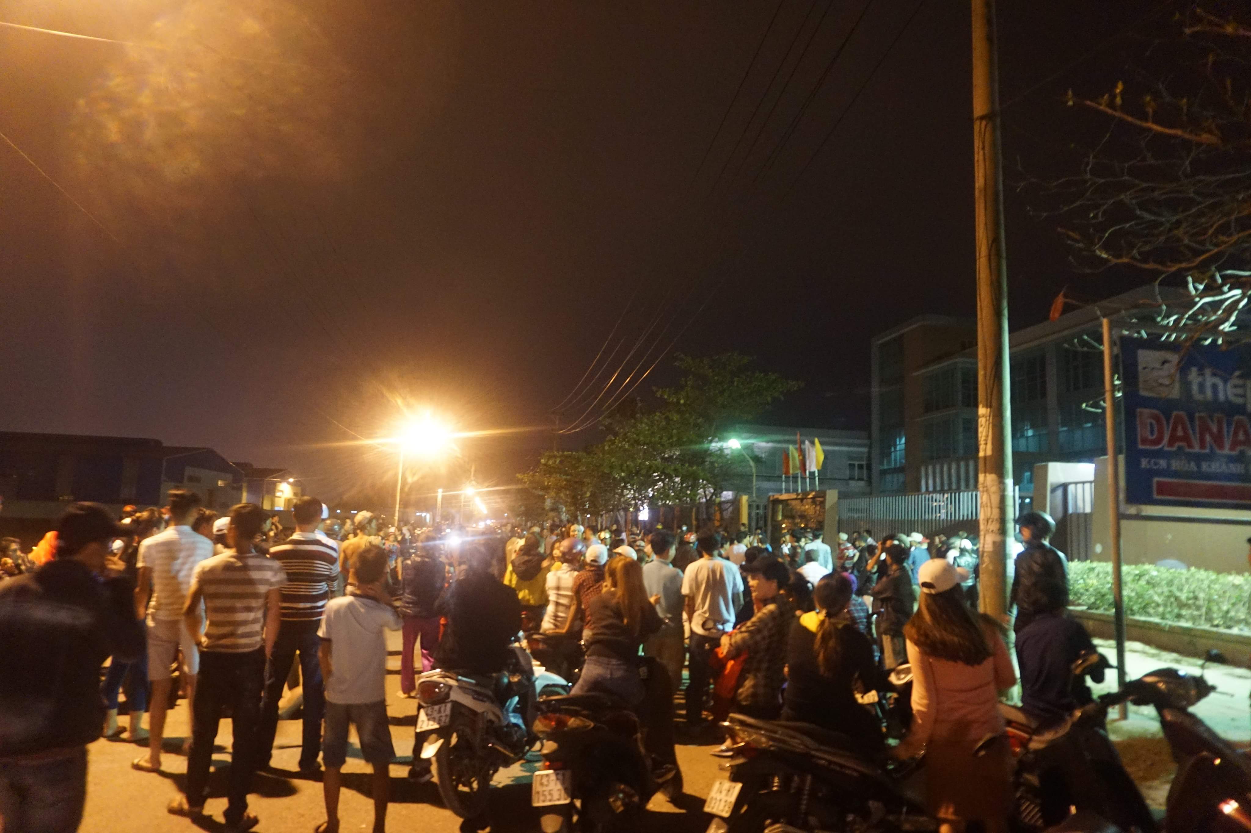 Hàng trăm người dân vây ‘nhà máy thép gây ô nhiễm’ trong đêm