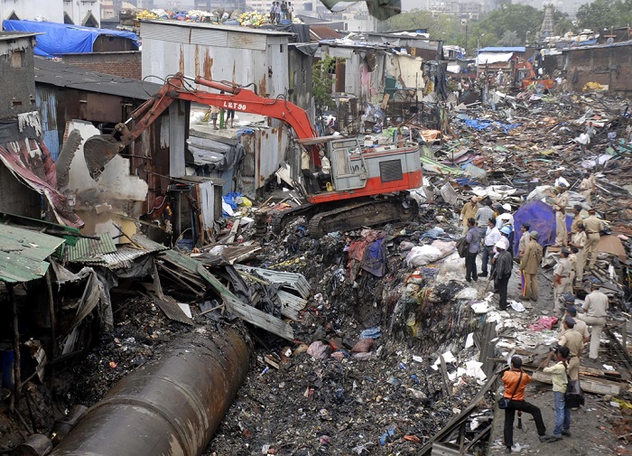 Người nghèo chờ chết ở ngoại ô đầy rác của thủ đô tài chính Ấn Độ