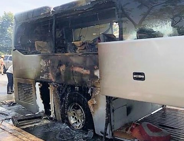 Xe khách bốc cháy trên đường Mai Chí Thọ - 12 hành khách thoát nạn 