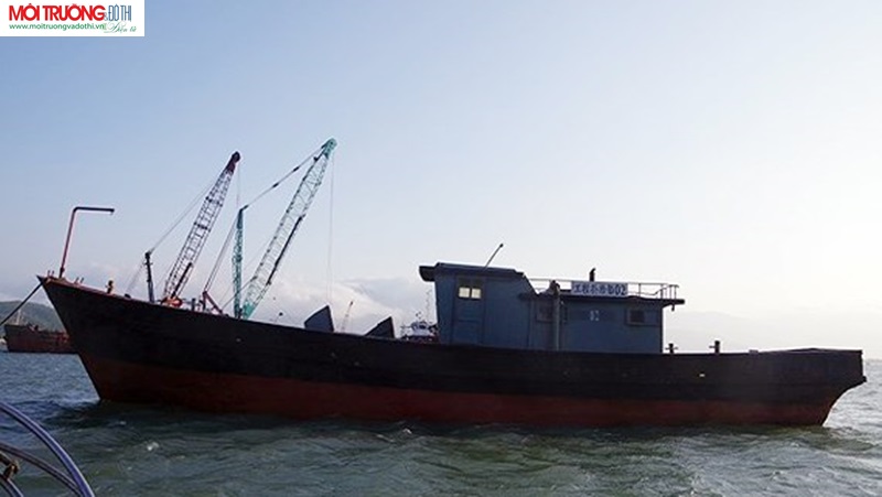 Thừa Thiên Huế: Phát hiện tàu vỏ sắt trôi dạt trên biển
