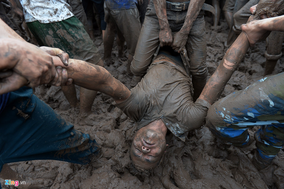 Hỗn chiến trên bùn lầy tại lễ hội cướp phết Hiền Quan