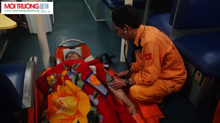 Trắng đêm vượt sóng cứu thuyền viên Phillippines bị nhồi máu cơ tim