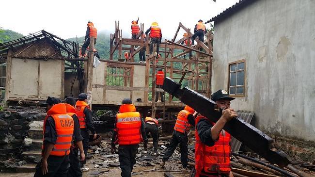 Gần 800 ngôi nhà ở Sơn La bị tàn phá do giông lốc