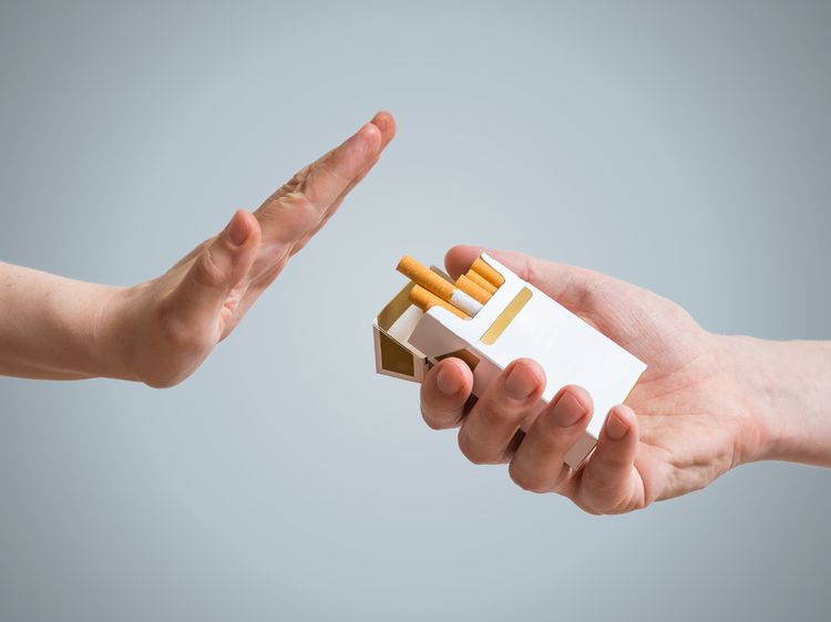 Hành vi ép buộc người khác sử dụng thuốc lá xử lý thế nào?