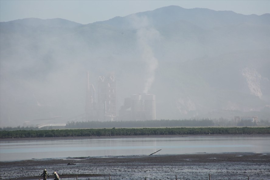 Tin môi trường 5/3: Bụi xi măng tấn công KĐT bên bờ vịnh Cửa Lục