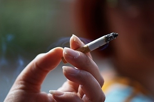 Hành vi ép buộc người khác sử dụng thuốc lá
