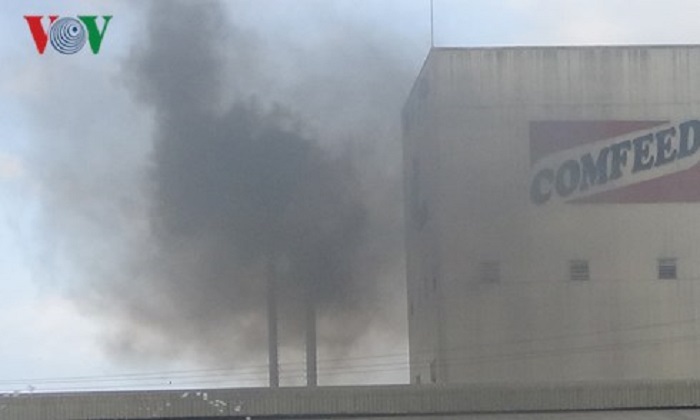 Nhà máy sản xuất thức ăn chăn nuôi xả khói gây ô nhiễm