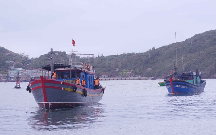 Tàu biên phòng cứu hộ 4 ngư dân gặp nạn trên biển