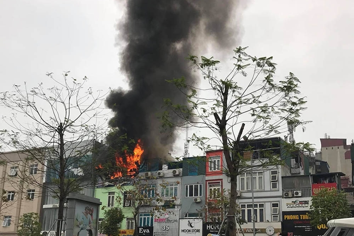 Hà Nội: Khói lửa bốc lên nghi ngút tại căn nhà 4 tầng ở Ô Chợ Dừa