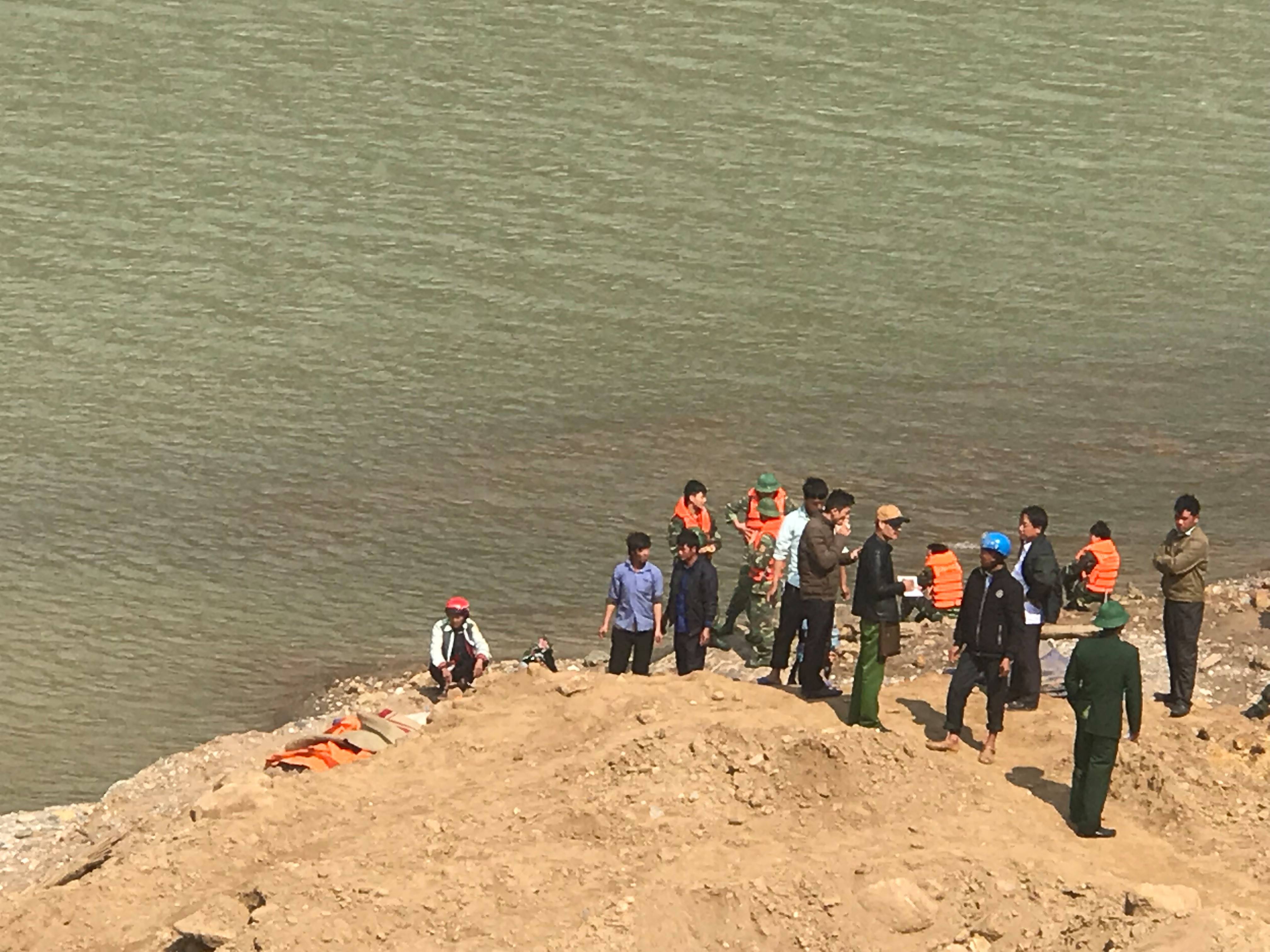 Đã tìm thấy 6 thi thể trong vụ 9 cửu vạn đuối nước trên sông Hồng