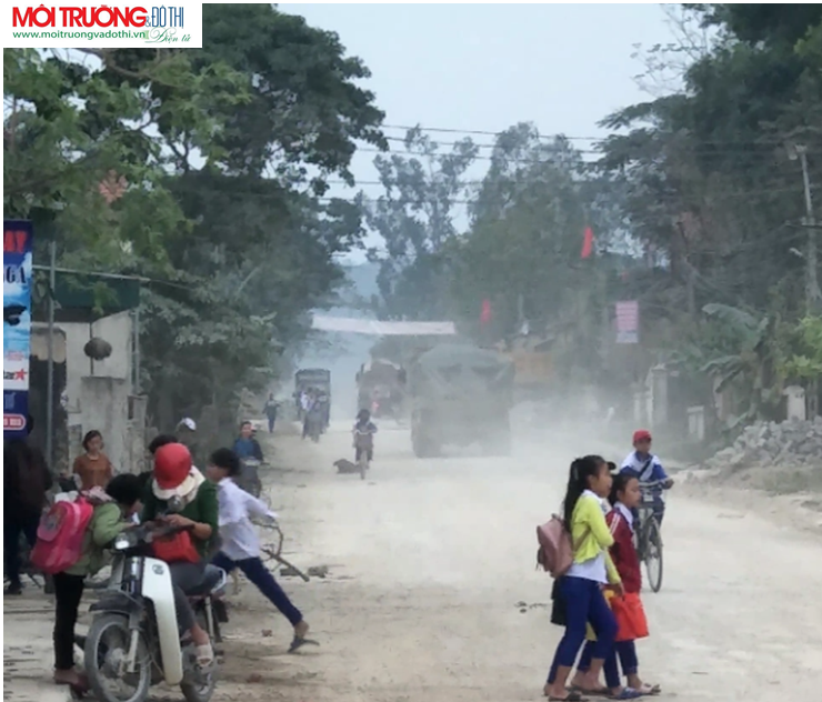 Nghệ An: Dân chặn xe chở đất, đá vì bụi bặm và nguy hiểm