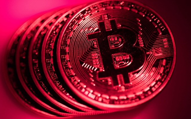 Bitcoin lao dốc: Giá tụt 1.000 USD, vốn hóa mất 20 tỷ USD trong ngày