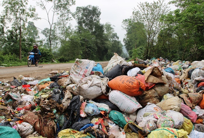 Dân khổ sở vì mùi hôi thối và ruồi “tấn công” từ bãi rác